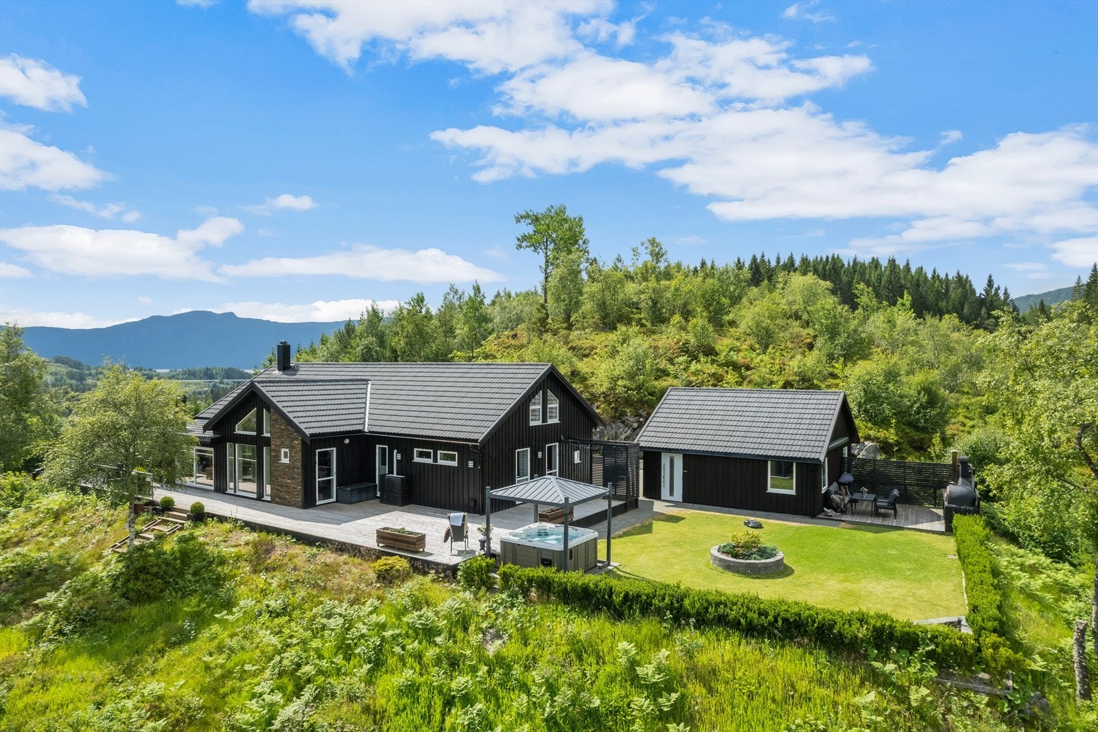 Din lokale eiendomsmegler Notar ønsker velkommen til fantastiske Almlivegen 98! Galleribilde
