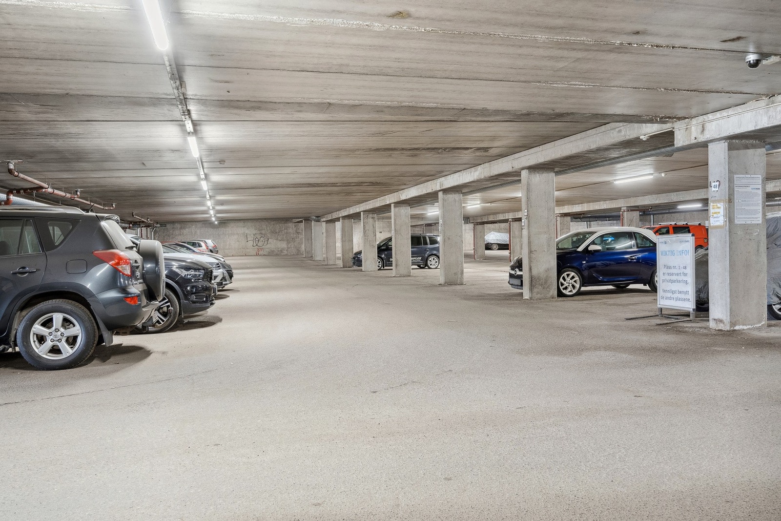 Garasjeplass i naboblokk over veien. Galleribilde