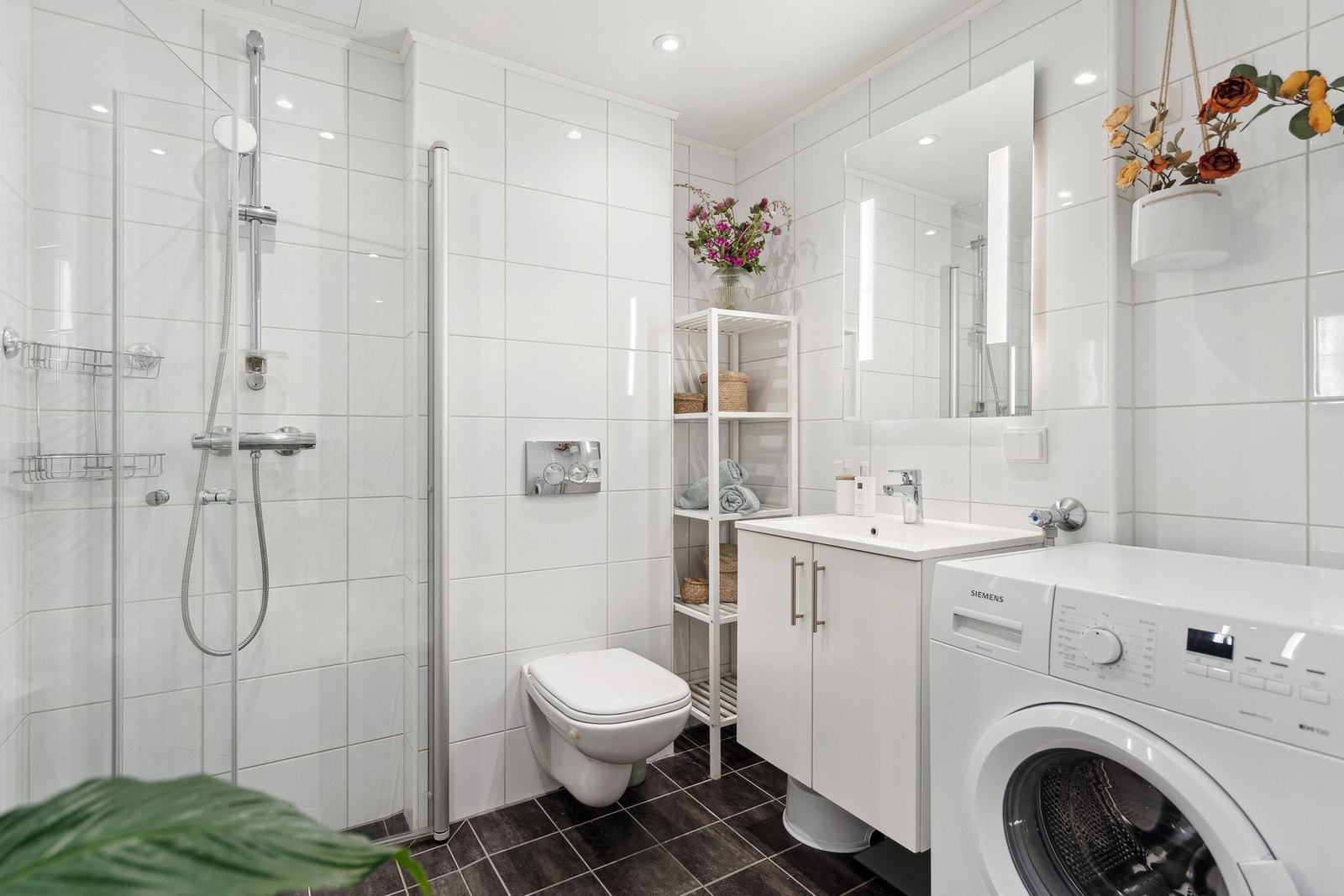 Tidsriktig og moderne bad med plass til det du trenger. Galleribilde