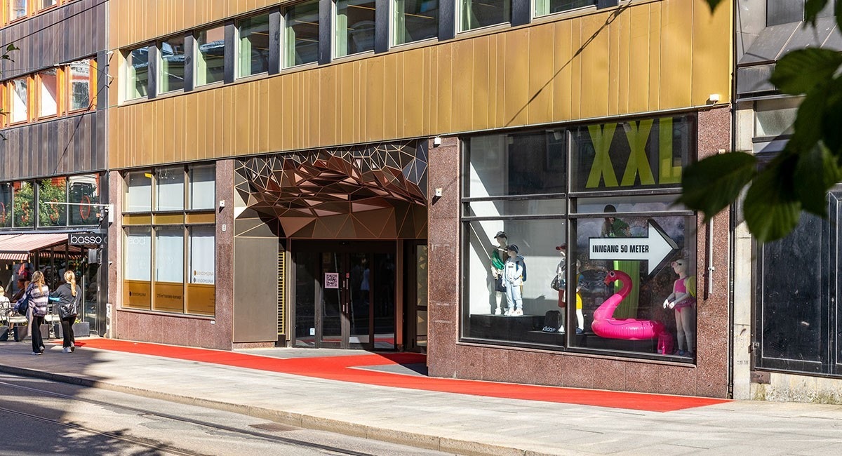 Trinnløs inngang fra gateplan og automatisk skyvedør inn til lokalet Galleribilde