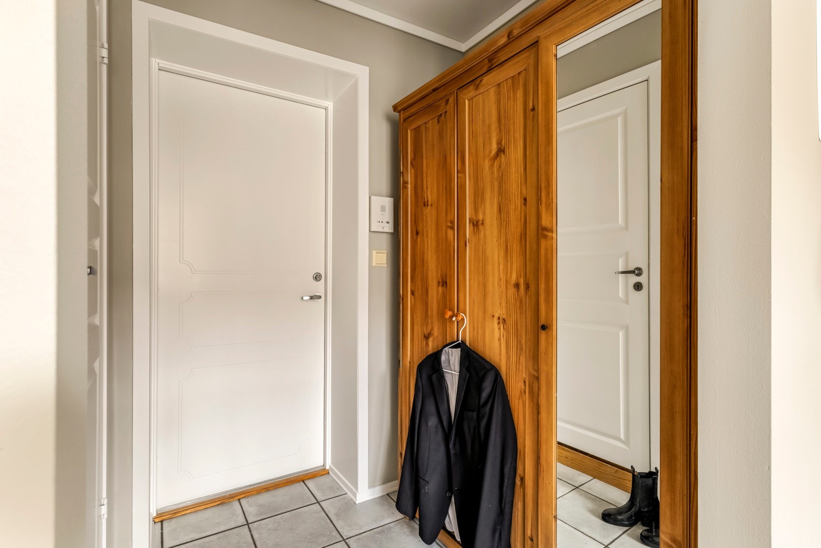 Leiligheten har en koselig entré på 2,7 kvm. Galleribilde