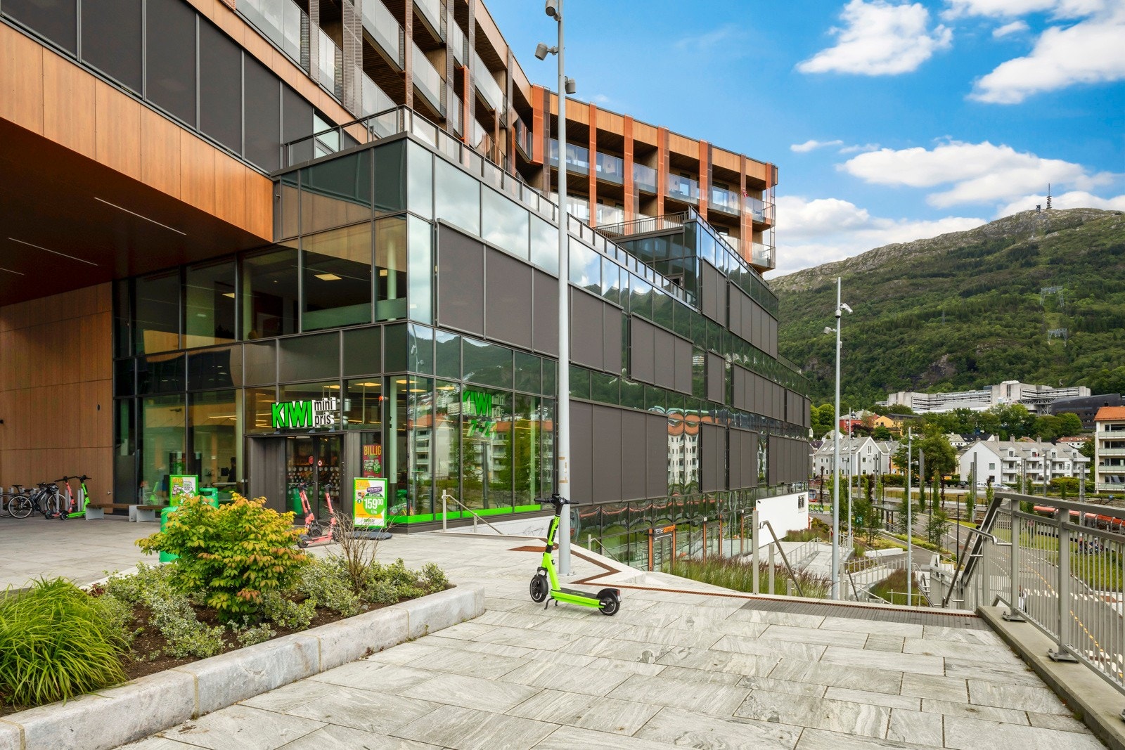 Kronstad X med butikk, treningssenter og café er din nærmeste nabo. Galleribilde