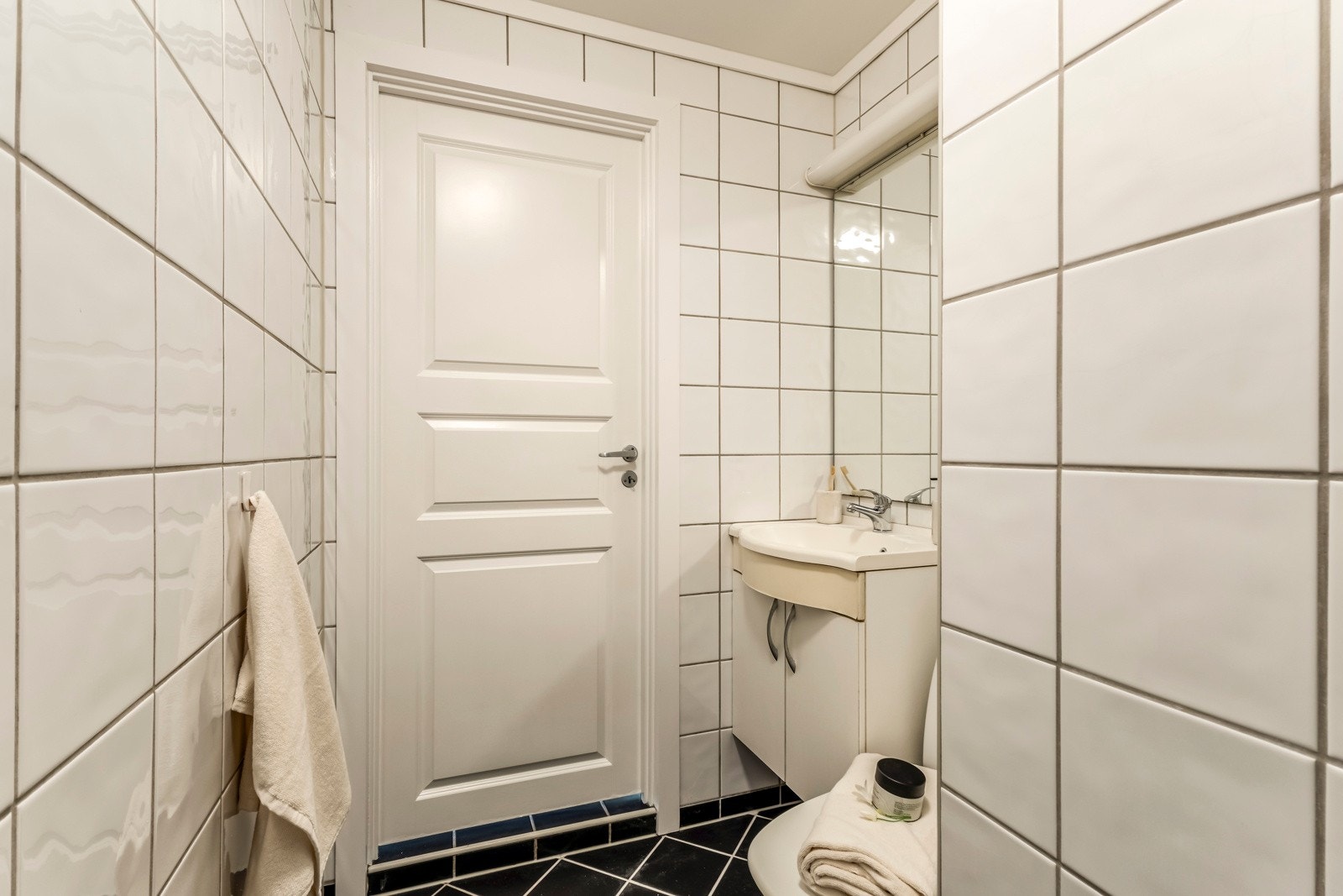 Leilighetens bad måler 3 kvm og har varmekabler i gulv. Galleribilde