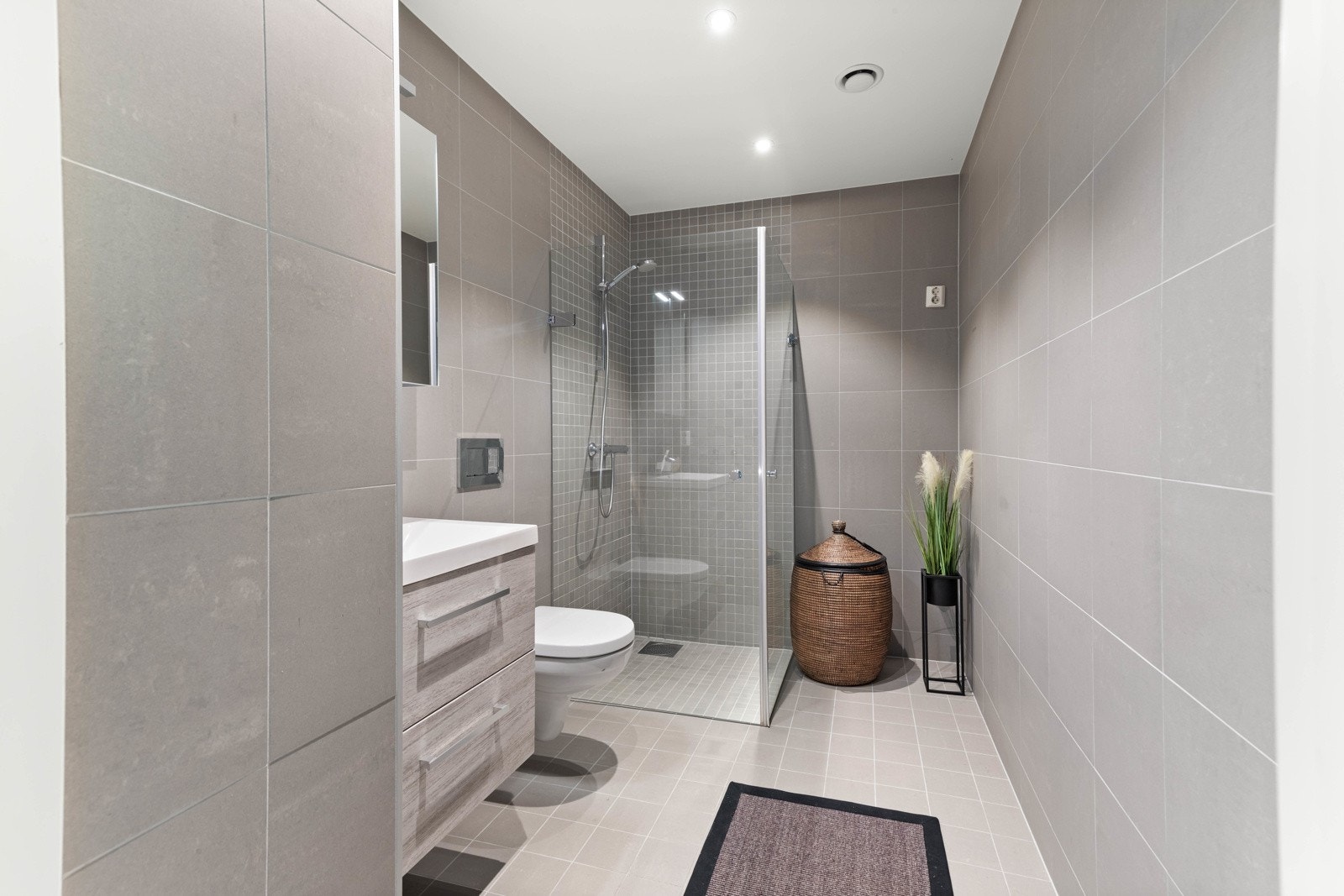 Badet har god størrelse og delikate farger. Det er opplegg for vaskemaskin. Galleribilde