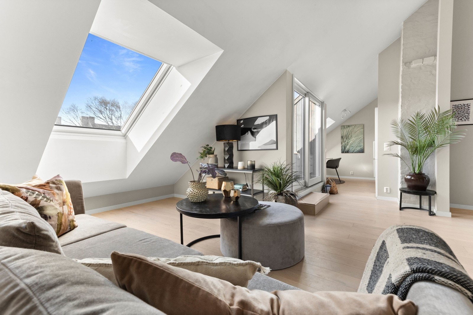 Privatmegleren og Erling Beck ønsker velkommen til Omsens gate 2 B! Galleribilde