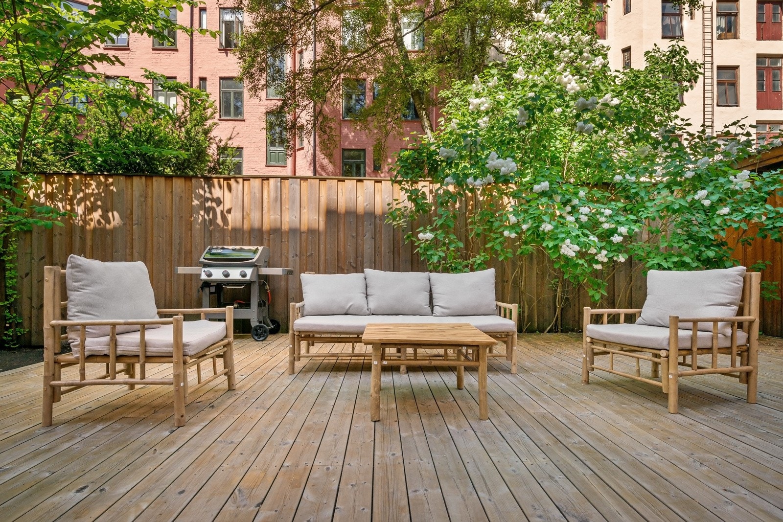 I bakgården er det en felles markterrasse hvor man kan nyte de varme dagene og kveldene om sommeren. Galleribilde