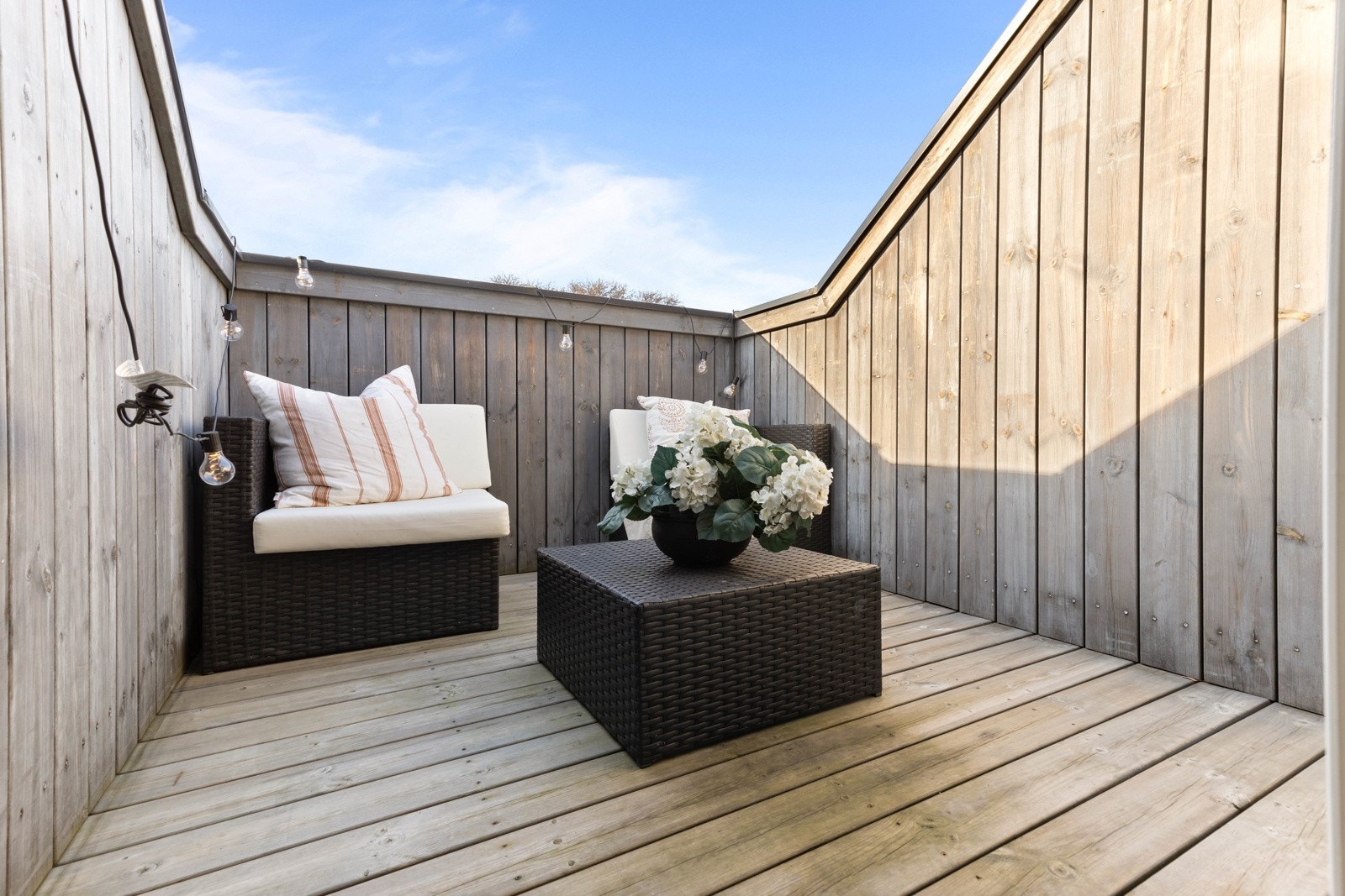 Takterrassen fungerer som et ekstra rom i den varme årstiden. Galleribilde