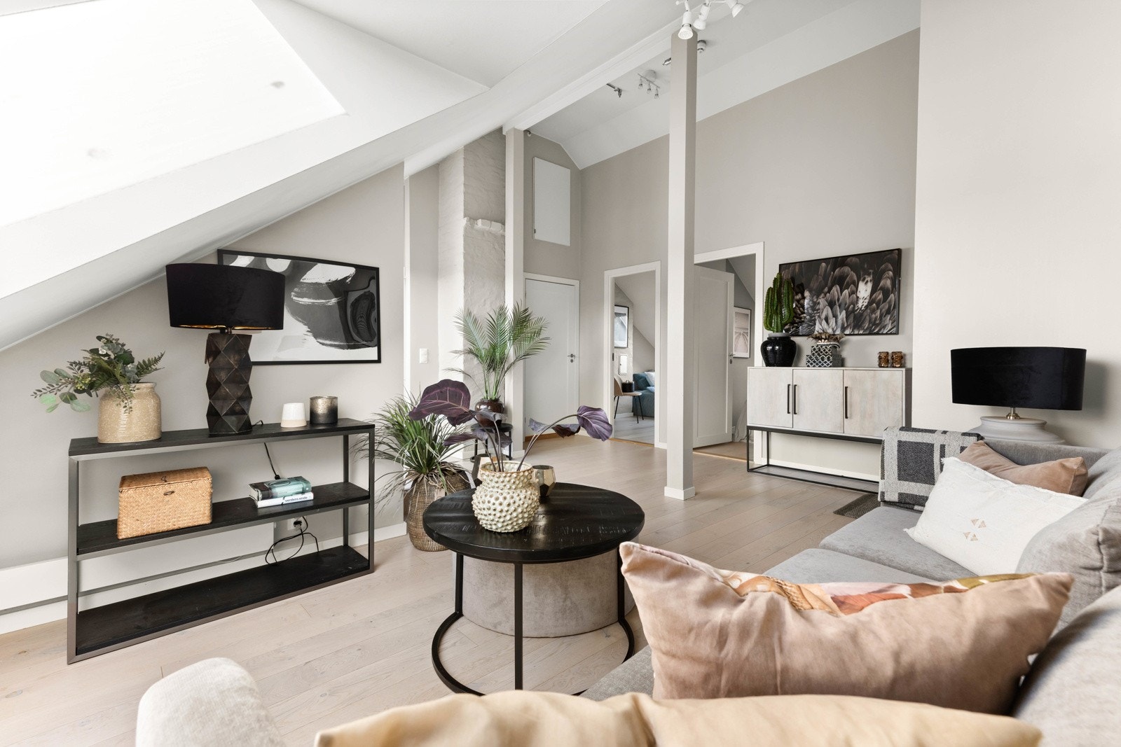 Planløsningen gjør det enkelt å innrede med ulike soner for både egentid og sosialt samvær. Galleribilde