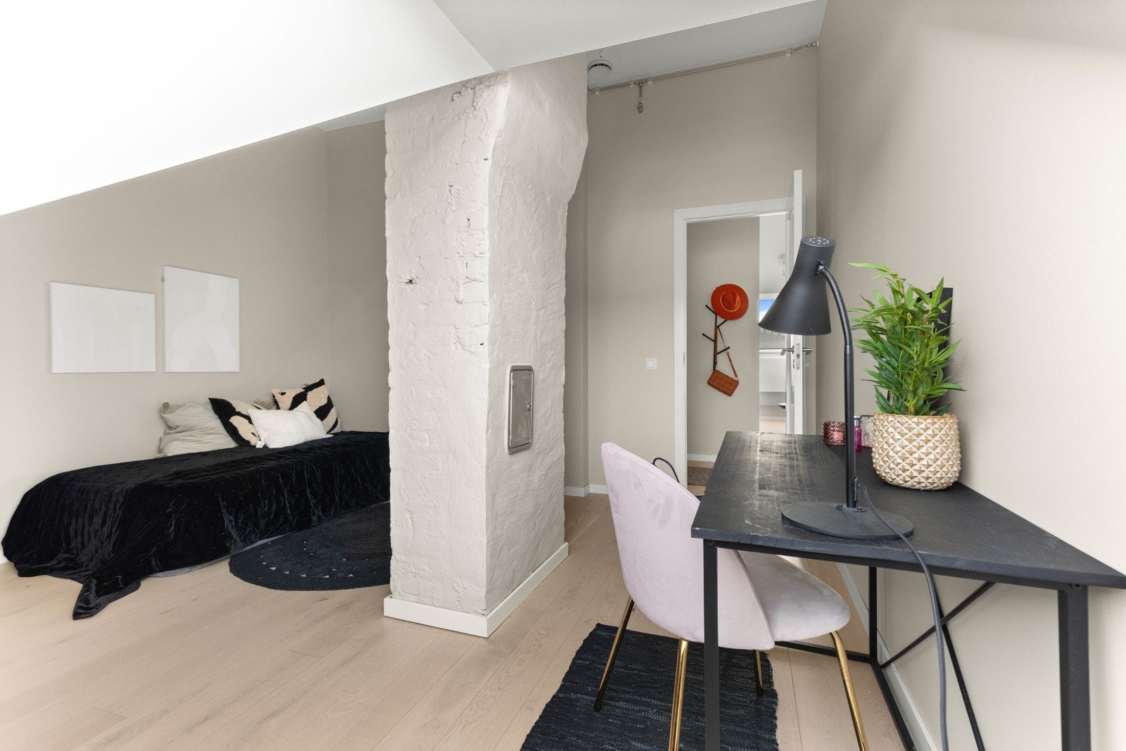 I hovedsoverommet er det plass til å etablere en liten kontorplass, sminkebord mm. Galleribilde