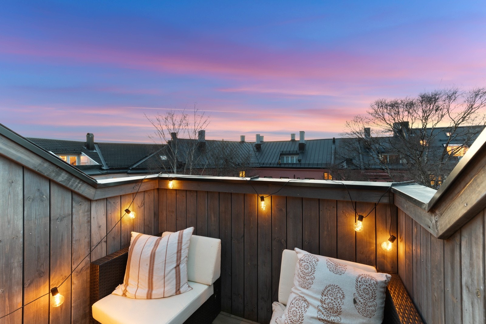 Den usjenerte takterrassen har nydelig utsikt om kvelden. Galleribilde