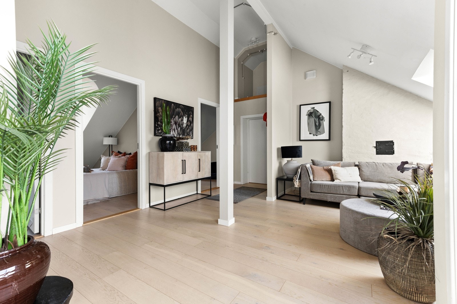 Skråtak og god takhøyde gir god romfølelse i boligen. Galleribilde