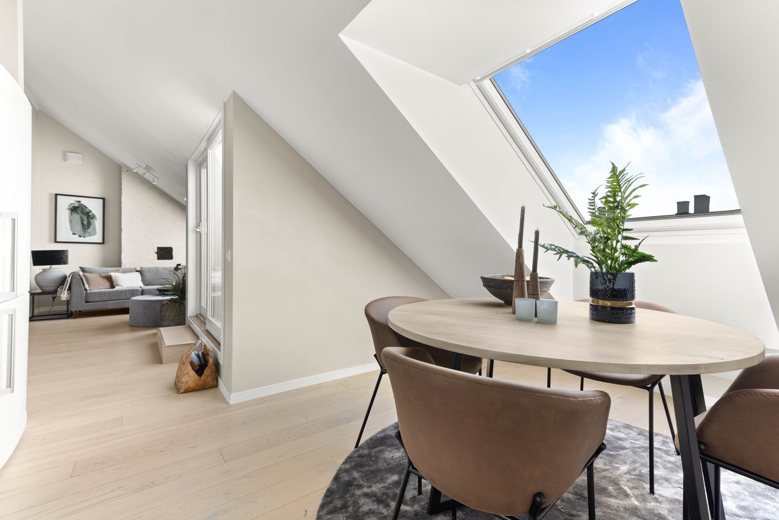 Takvinduet gir nydelig overlys på kjøkkenet. Galleribilde