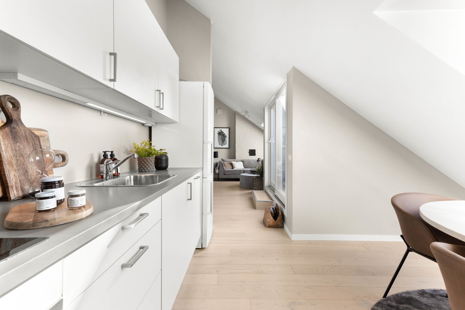 Om man ønsker kan det innredes med et spisebord på kjøkkenet. Galleribilde