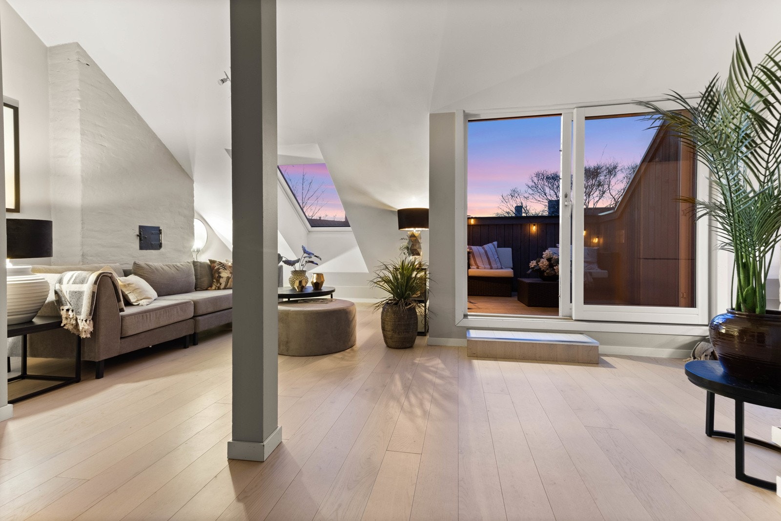 Boligen har skråtak som gir en helt unik atmosfære om kvelden. Galleribilde