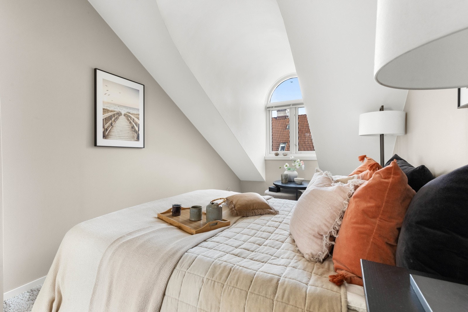 Soverommene har god plass til seng og ulikt møblement. Galleribilde