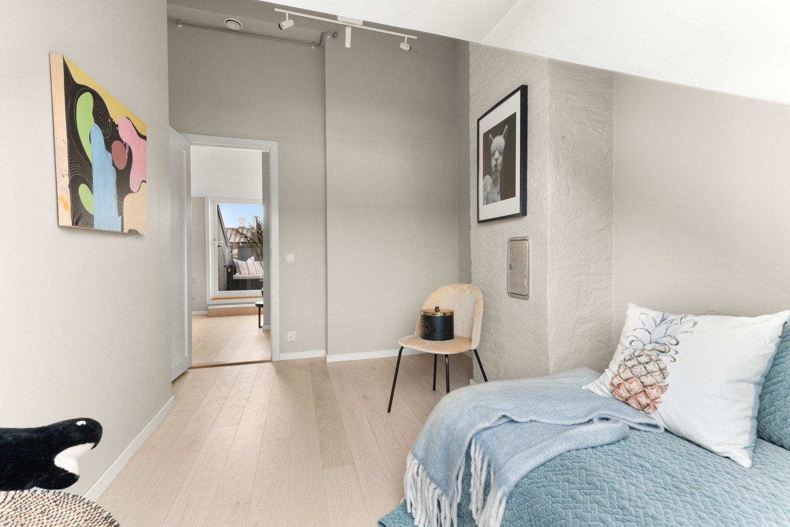 Delikate farger og lune parkettgulv gjør det enkelt å falle til ro om kvelden. Galleribilde