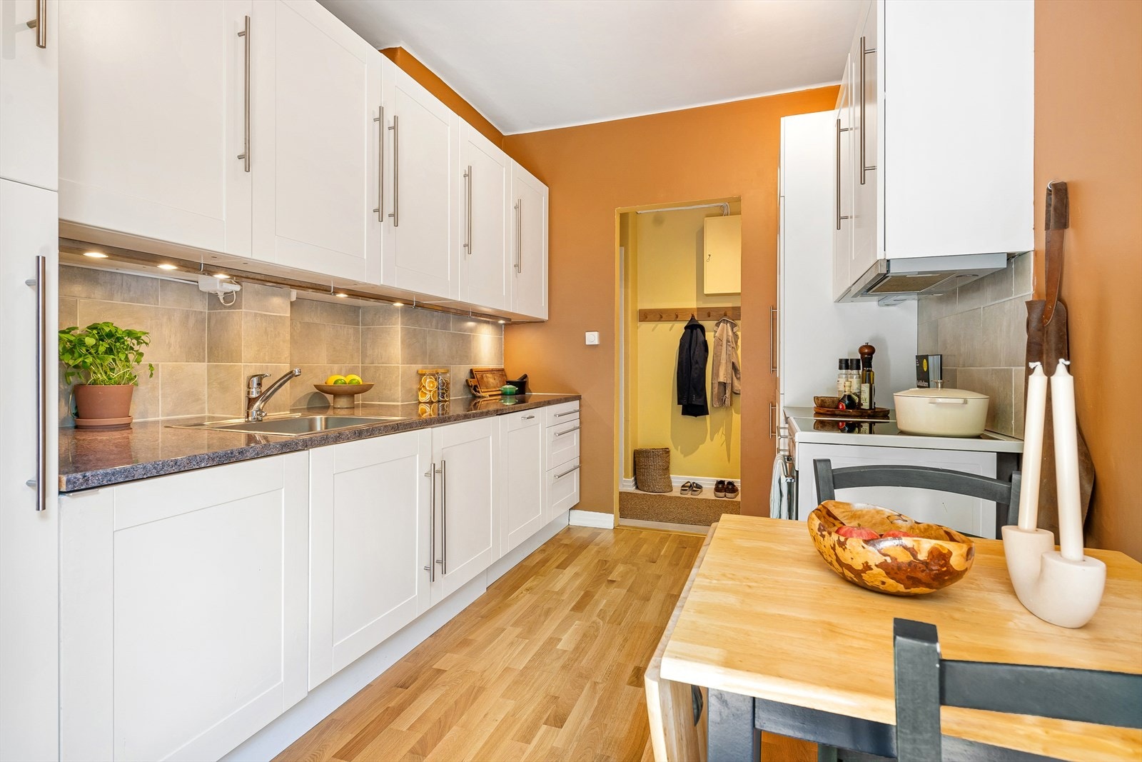 Hyggelig og separat kjøkken Galleribilde