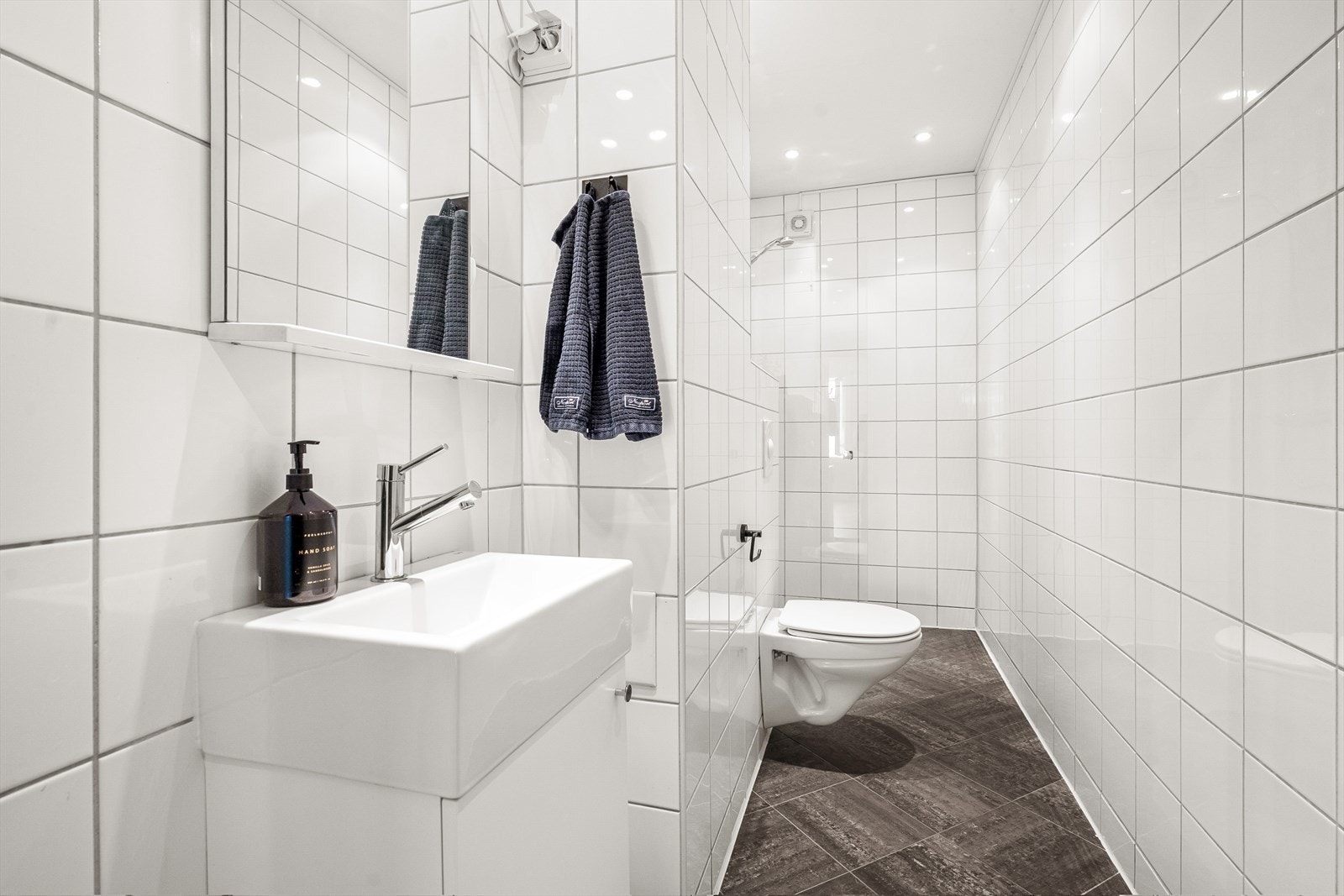 Delikat bad med elektrisk gulvarme Galleribilde