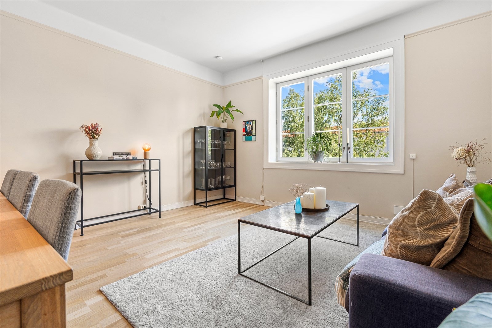 Den gjennomgående planløsningen og gode lysforhold sikrer en åpen og luftig romfølelse Galleribilde