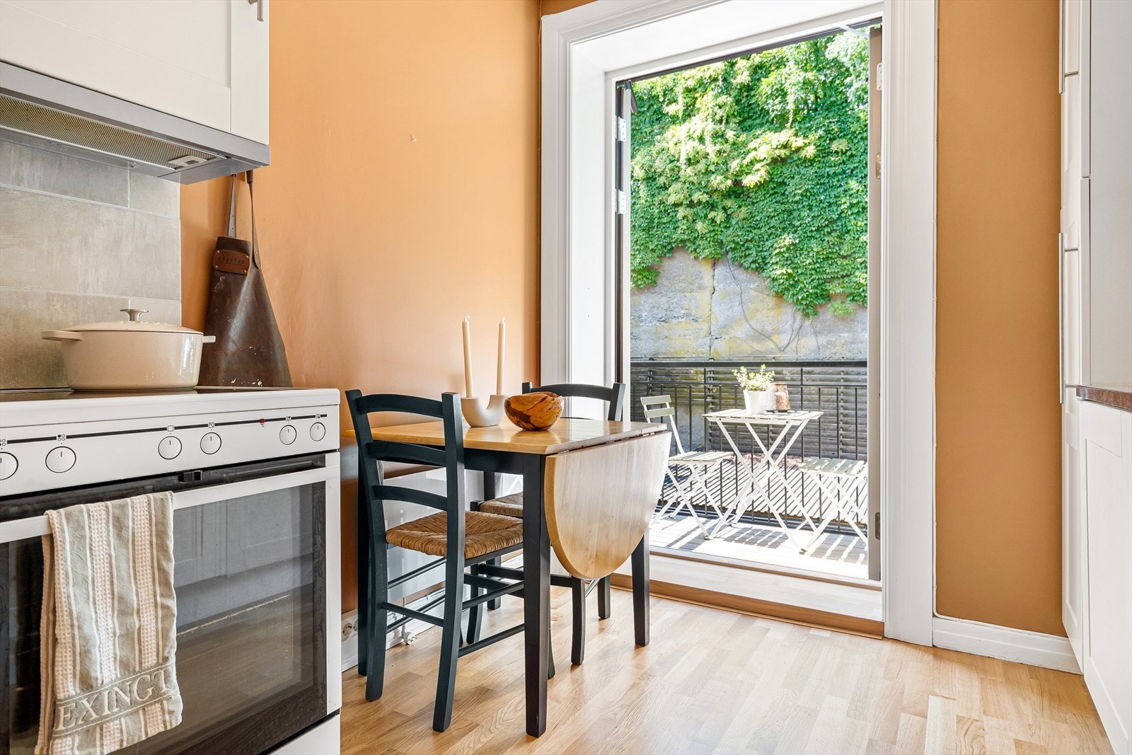 Fra kjøkkenet er det utgang til balkongen Galleribilde