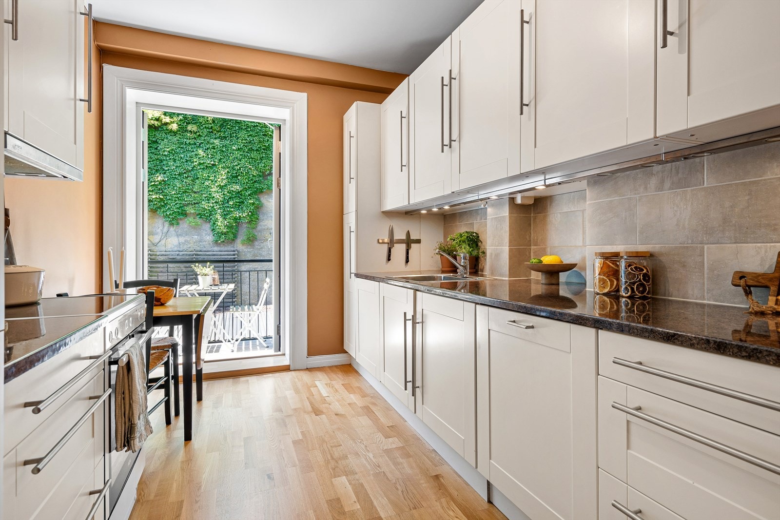 Det er god skap- og benkeplass på kjøkkenet Galleribilde