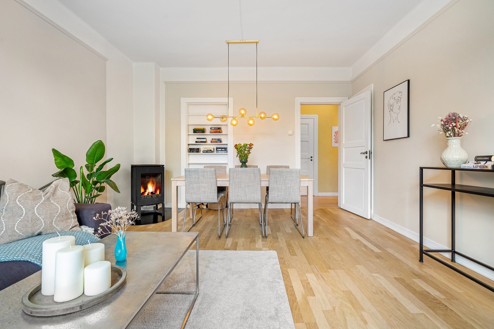 Lettmøblert og stor stueløsning Galleribilde