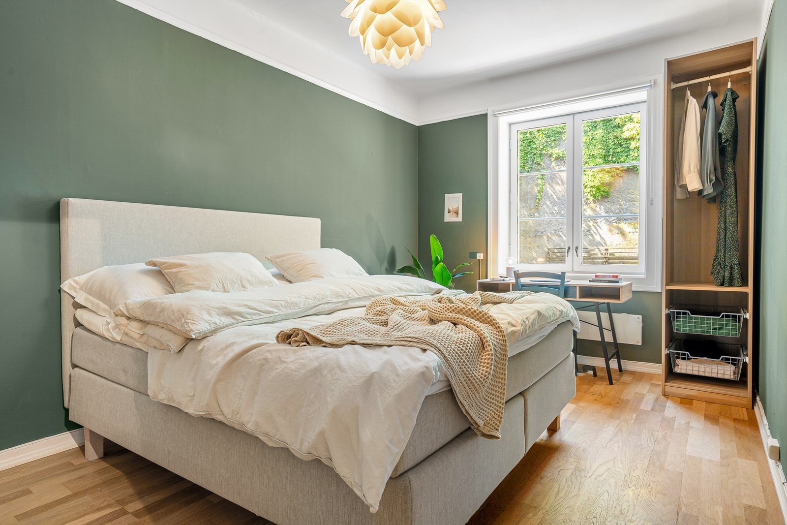 På hovedsoverommet er det god plass til dobbeltseng, nattbord på hver side og stort garderobeskap Galleribilde