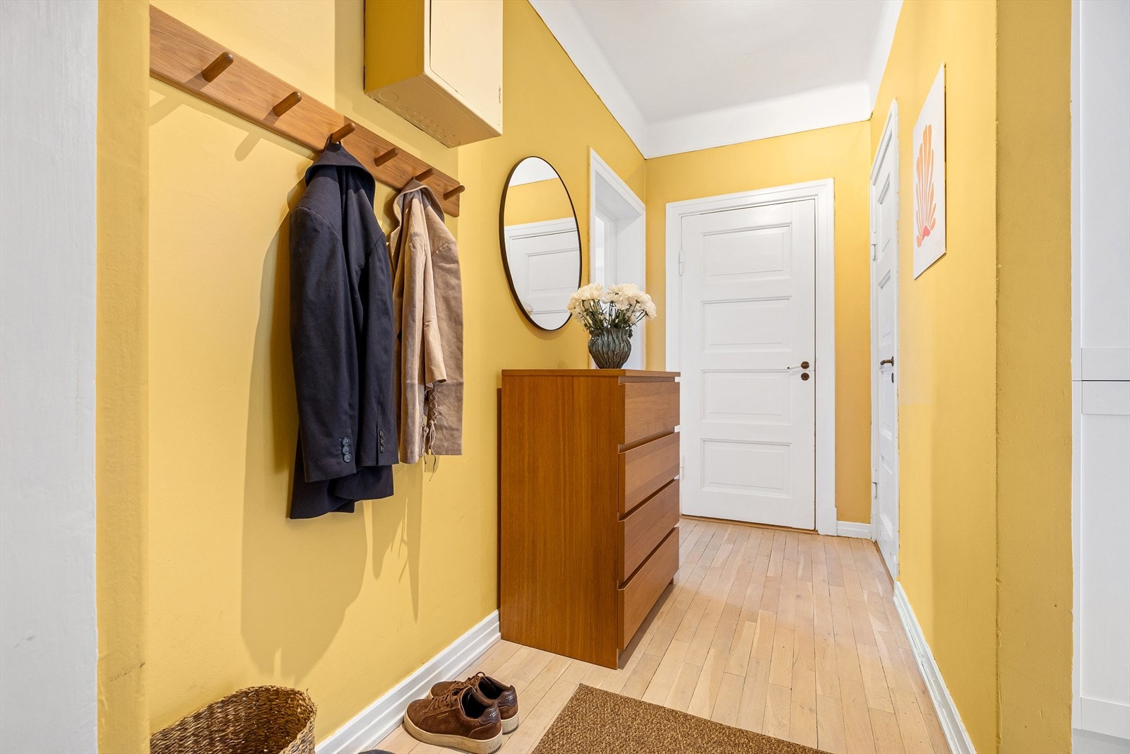 I gangen er det plass til oppbevaring av sko og yttertøy Galleribilde