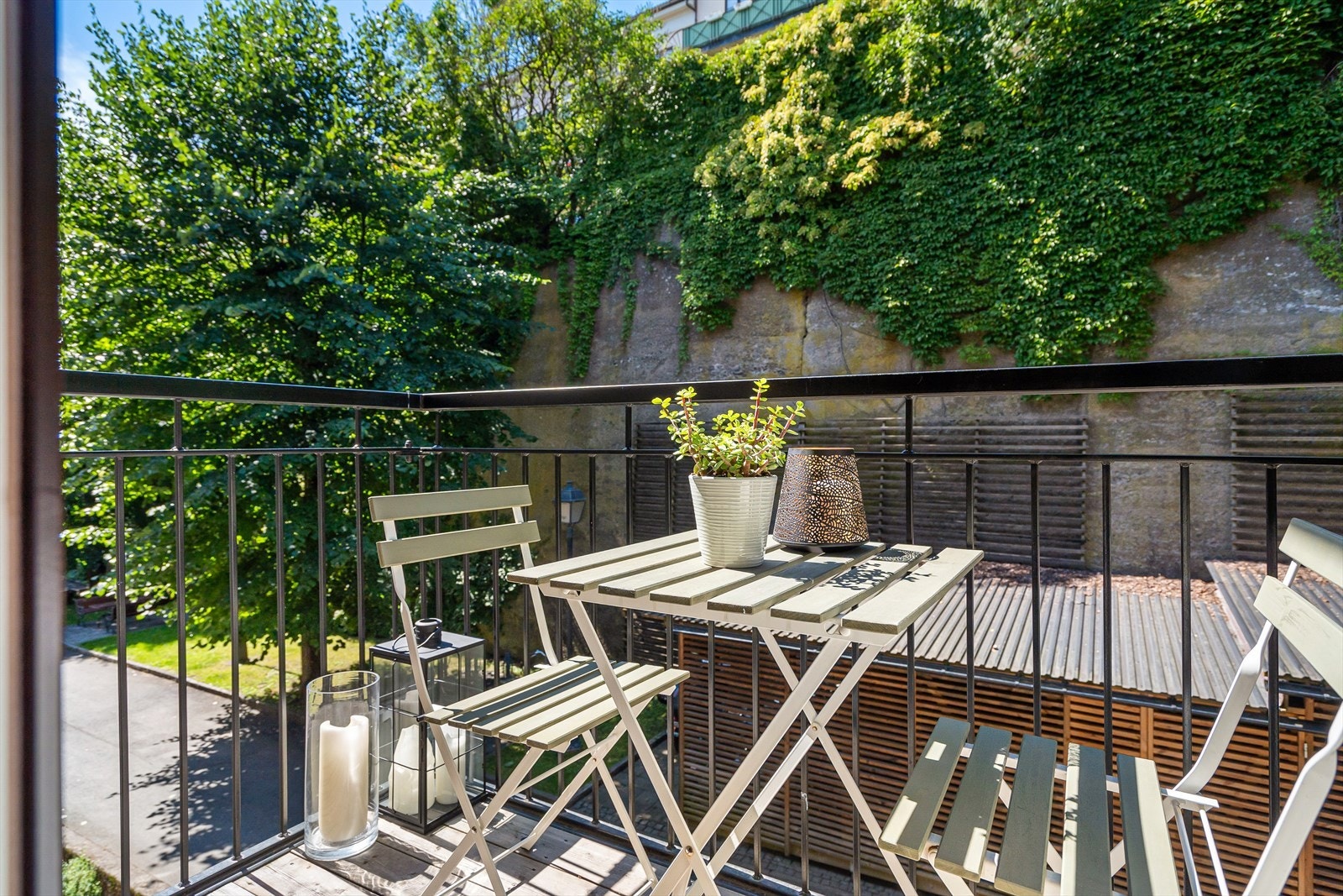 Hyggelig vestvendt balkong på 3 kvm med plass til utemøbler Galleribilde