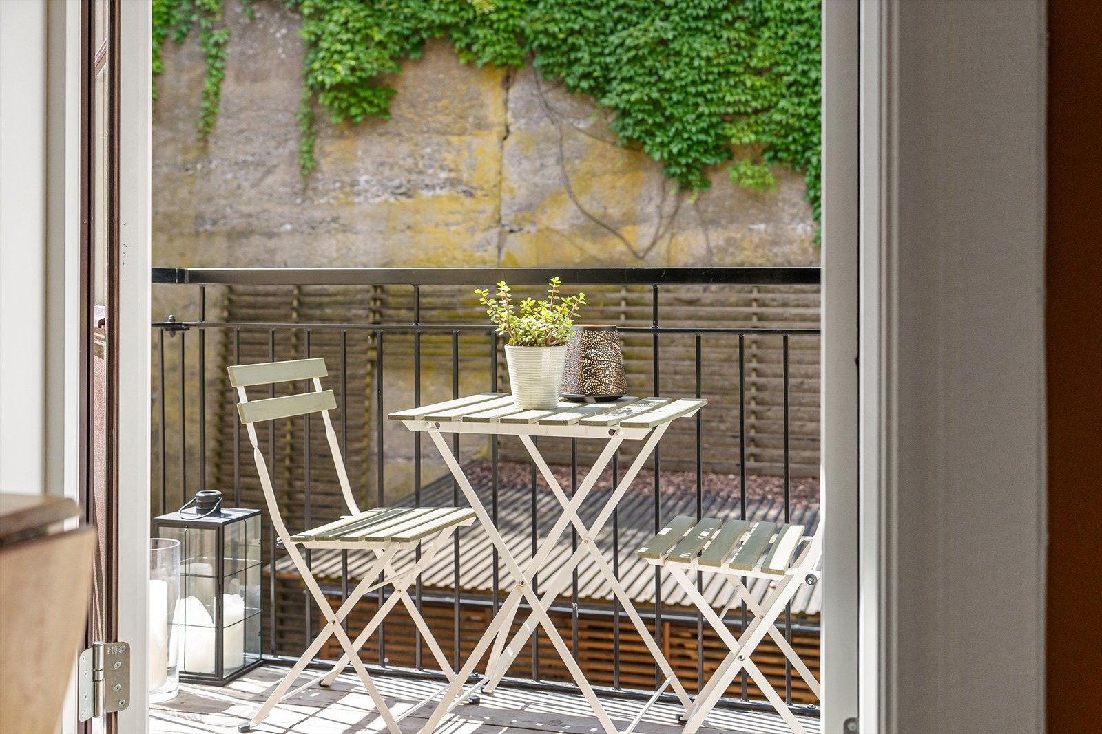 Balkongen ligger skjermet mot borettslagets bakgård Galleribilde