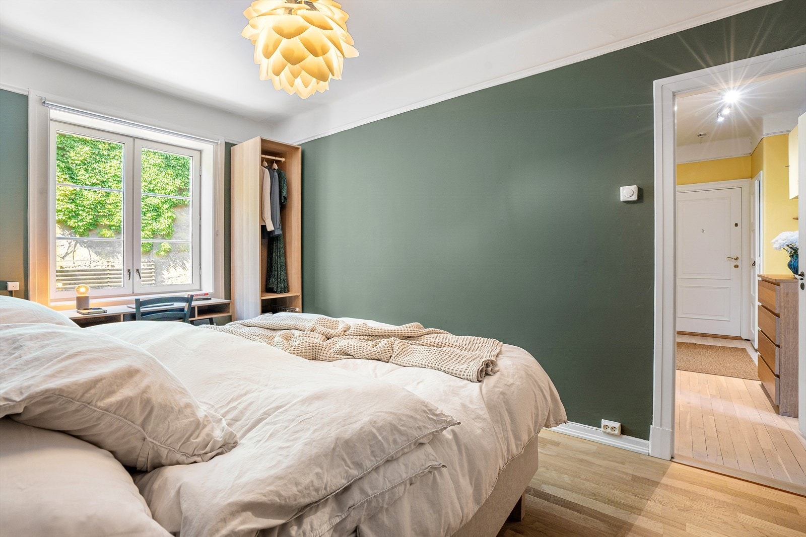 Rommet har stort vindu som sikrer godt med lys og luft Galleribilde