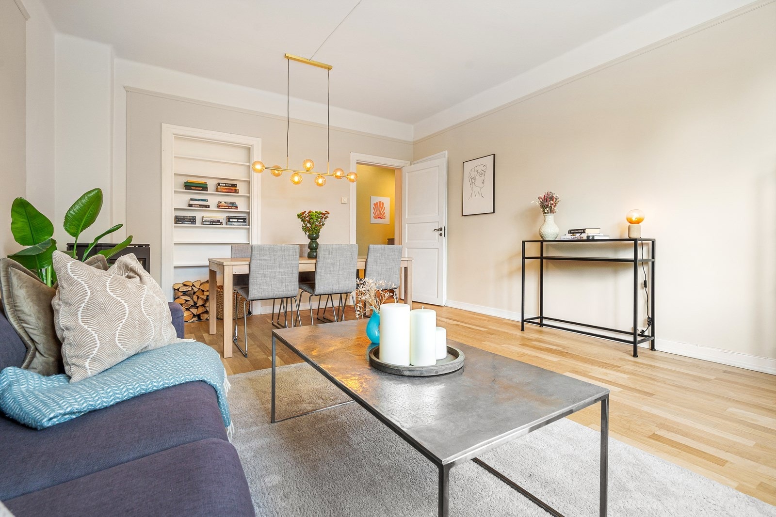 God plass til både sofa og spisebord, samt tilhørende møblement Galleribilde