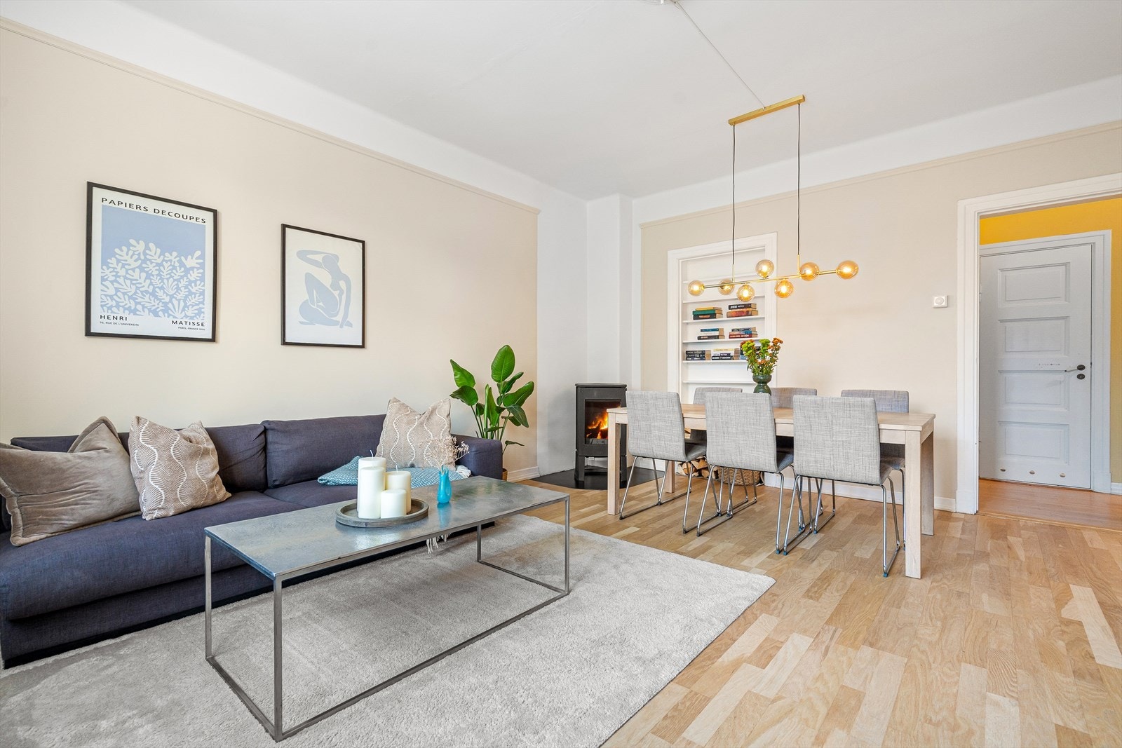 I hjørnet av stuen finner du en velfungerende vedovn Galleribilde