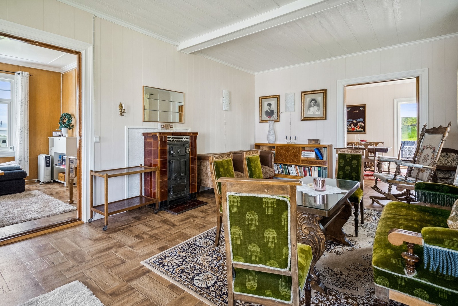 Boligen har hele 3 stuer og en vinterhage. Galleribilde