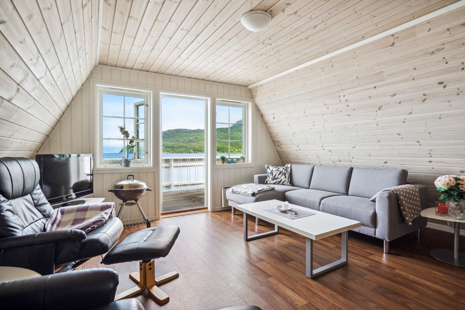 God plass til flere sittegrupper. Galleribilde
