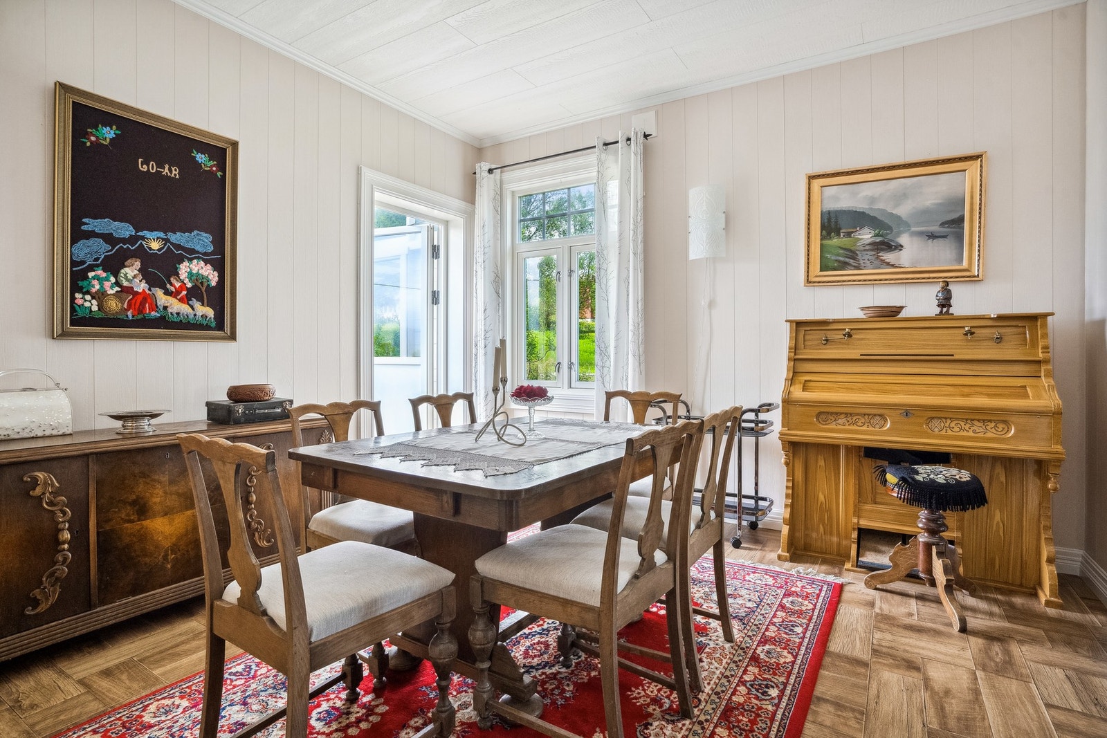 God plass for stor spisegruppe og større familiesammenkomster. Galleribilde