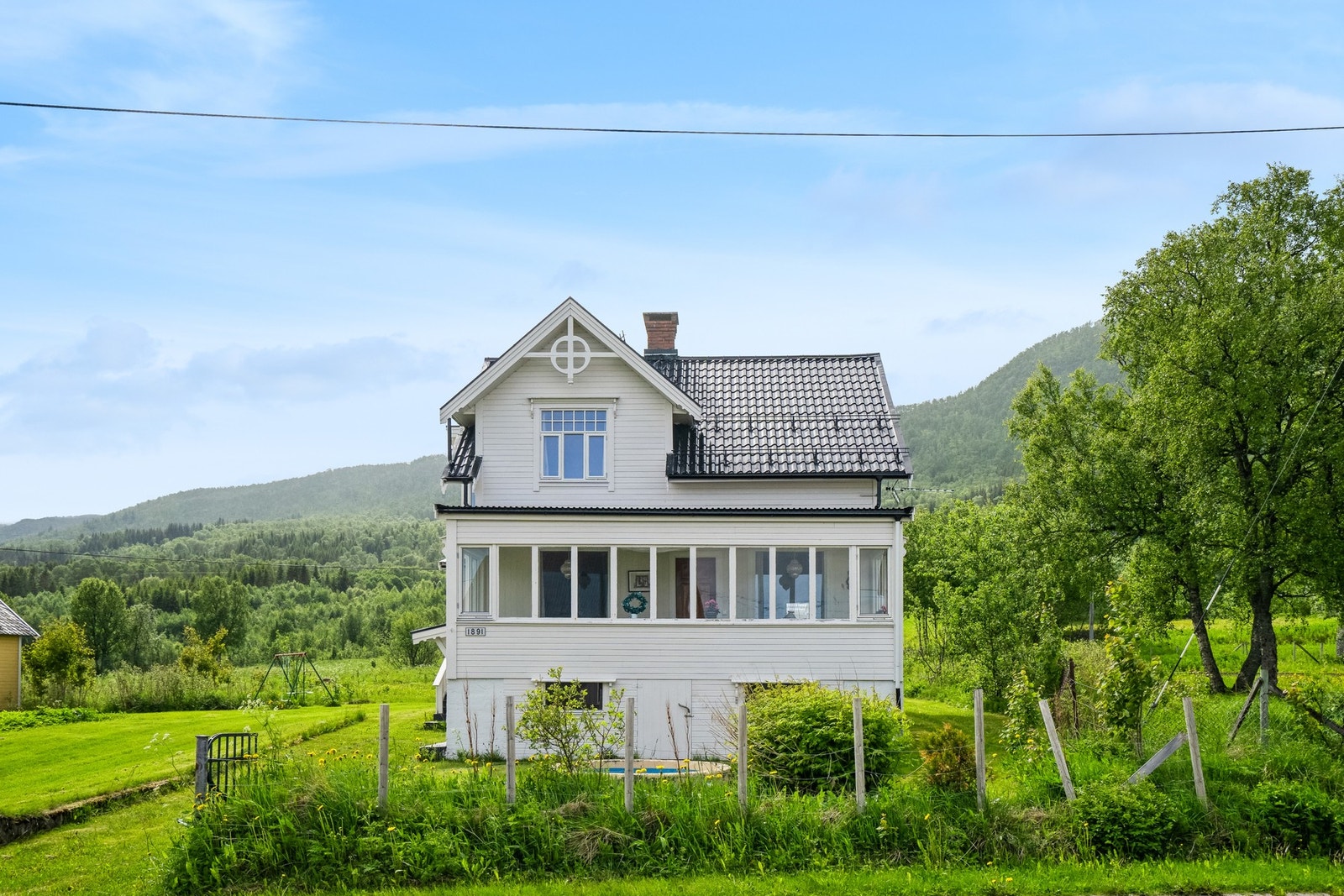 Boligen ligger fint til med enkel adkomst. Galleribilde