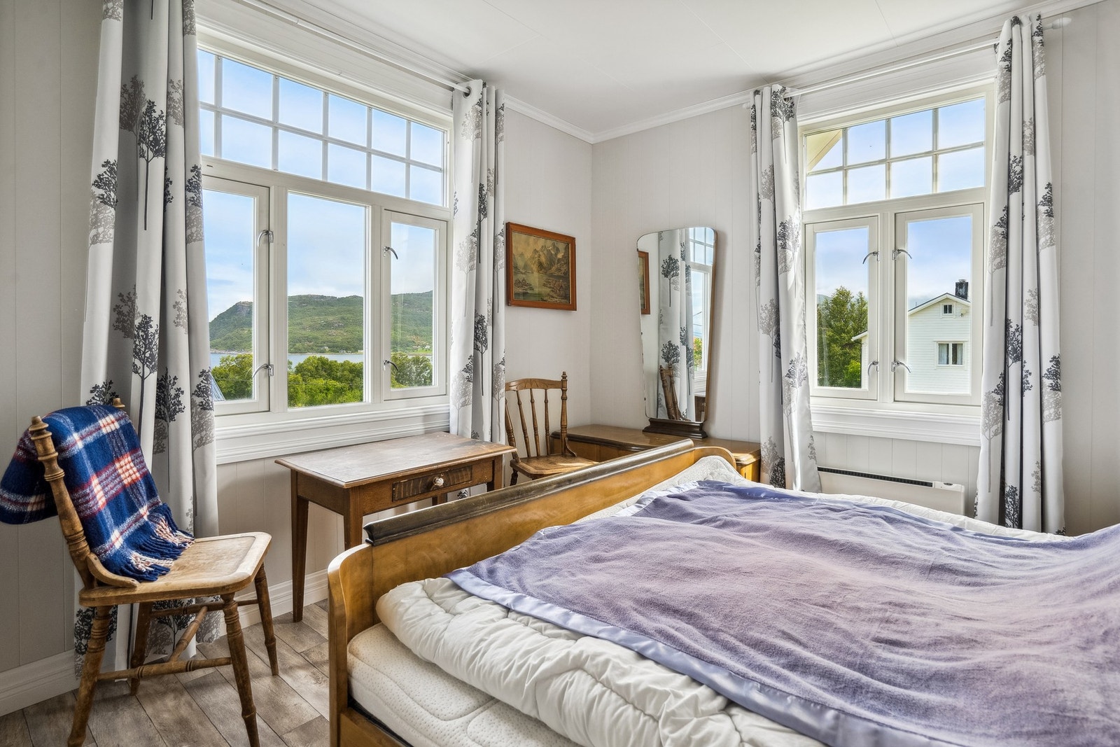 Store vindusflater gir godt med naturlig lysinnslipp. Galleribilde