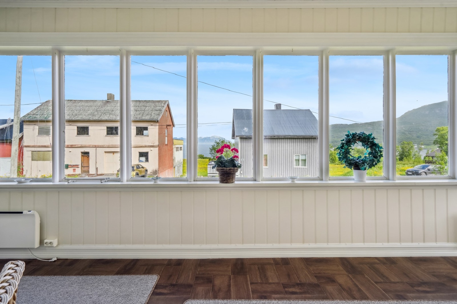 Store vindusflater gir godt med naturlig lysinnslipp. Galleribilde