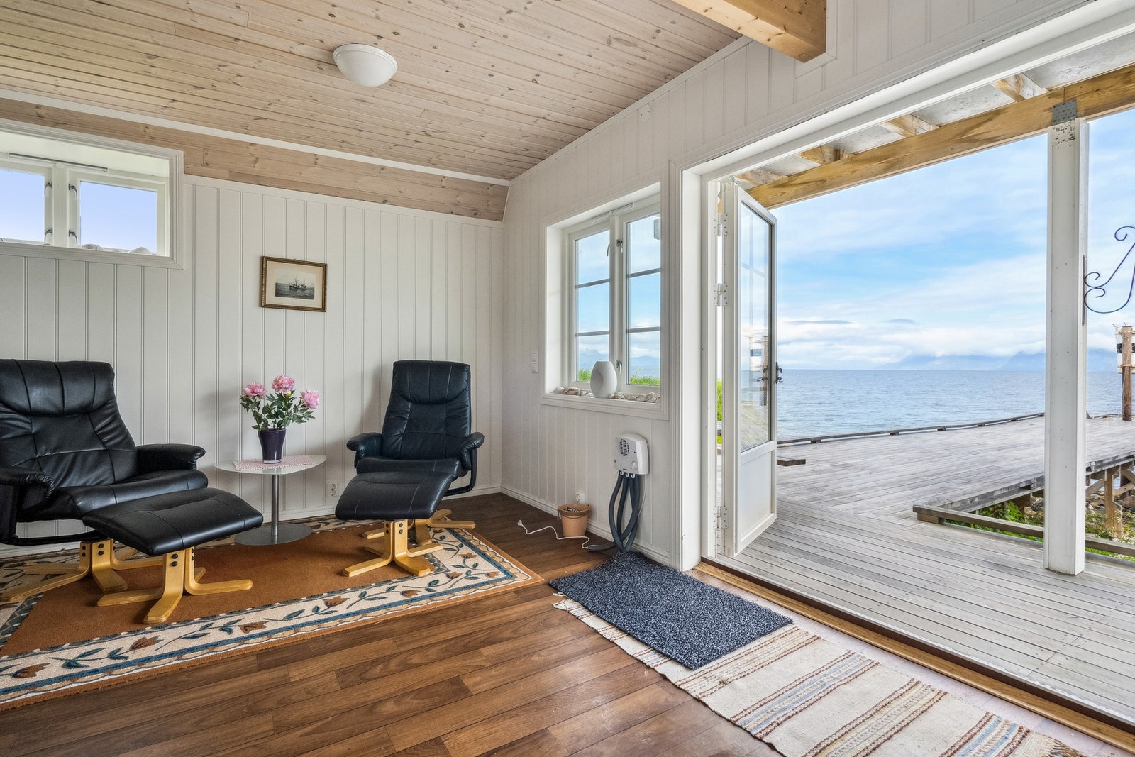 Store vindusflater gir godt med naturlig lysinnslipp. Galleribilde