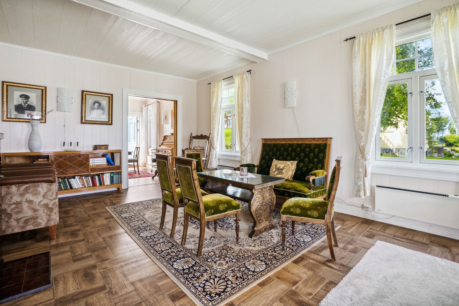 God plass til flere sittegrupper. Galleribilde