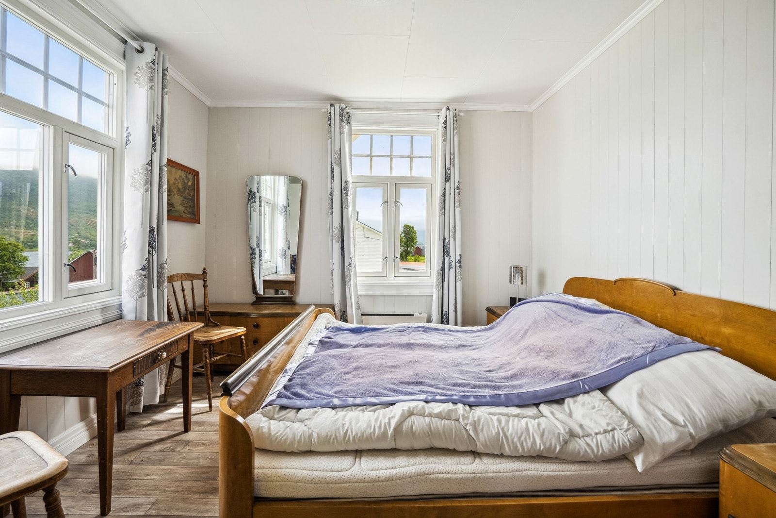 Soverom med god plass til dobbeltseng og nattbord. Galleribilde