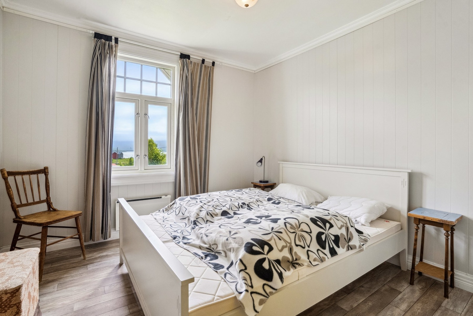 Soverom med god plass til dobbeltseng. Galleribilde