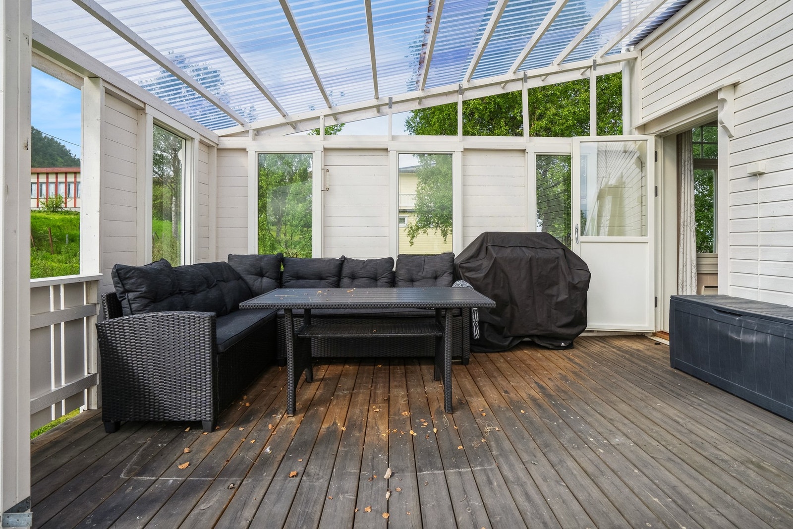Overbygd terrasse gir en utvidelse av stuen året rundt, god plass for stor sittegruppe. Galleribilde