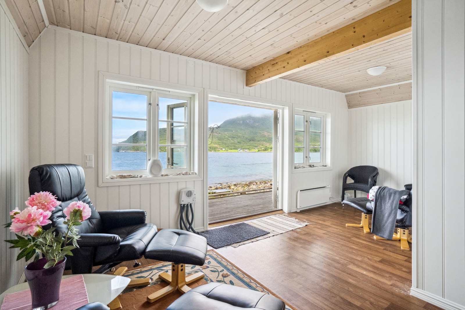 Enkel adkomst til fjæra og naust. Galleribilde