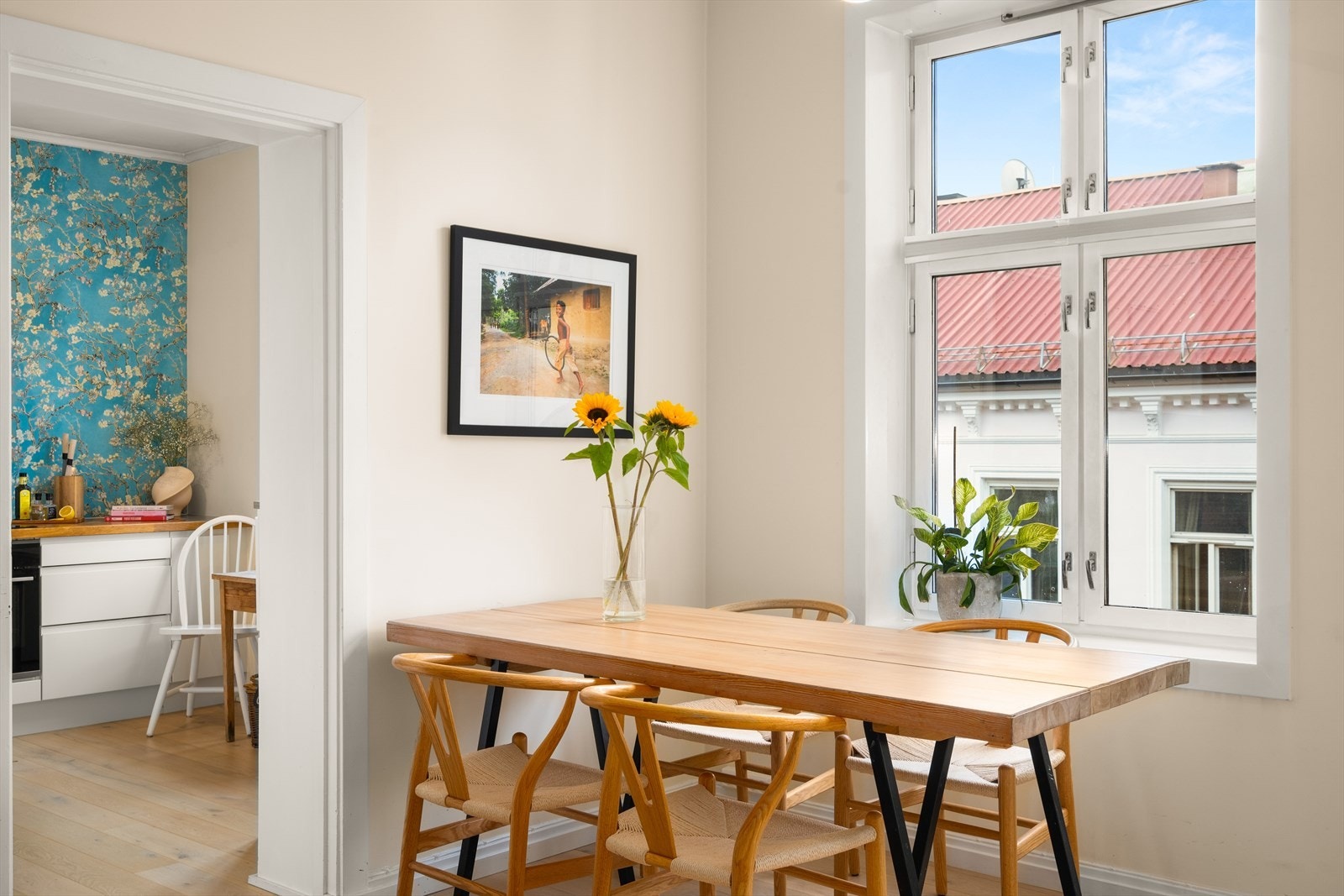God takhøyde (3 meter) og store vindusflater gjør leiligheten lys og luftig. Galleribilde