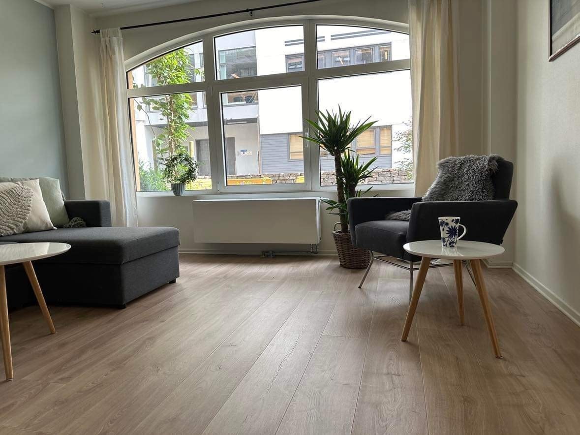 I stuen er det vinduer av god størrelse som slipper inn rikelig med naturlig lys. Galleribilde