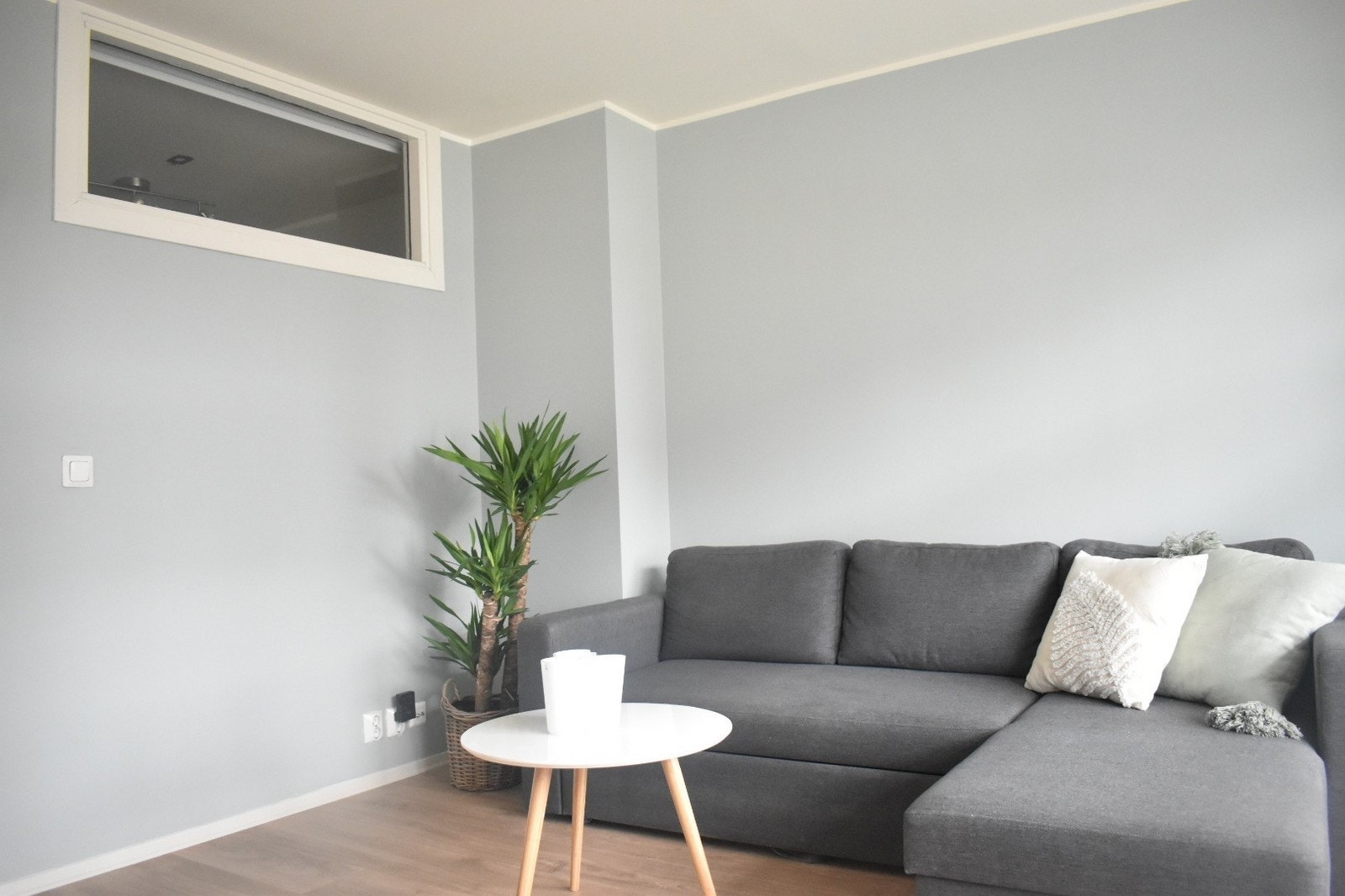 Stuen er møblert med sovesofa, sofabord, stol og tv-benk. Galleribilde