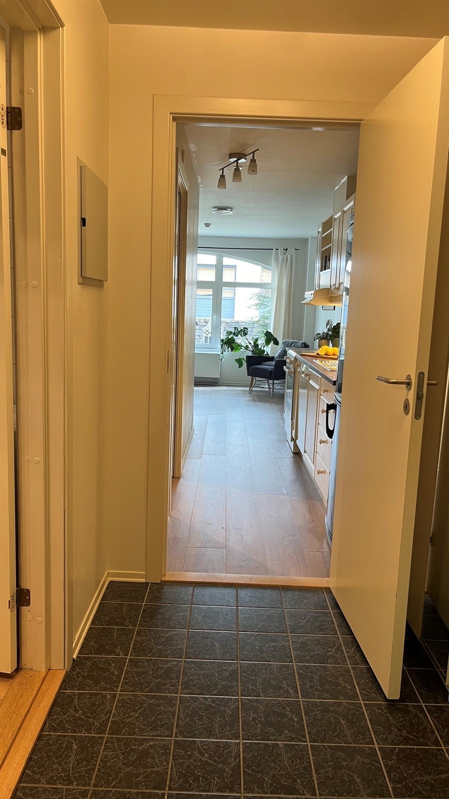 Entre med god plass til å henge fra seg tøy. Galleribilde