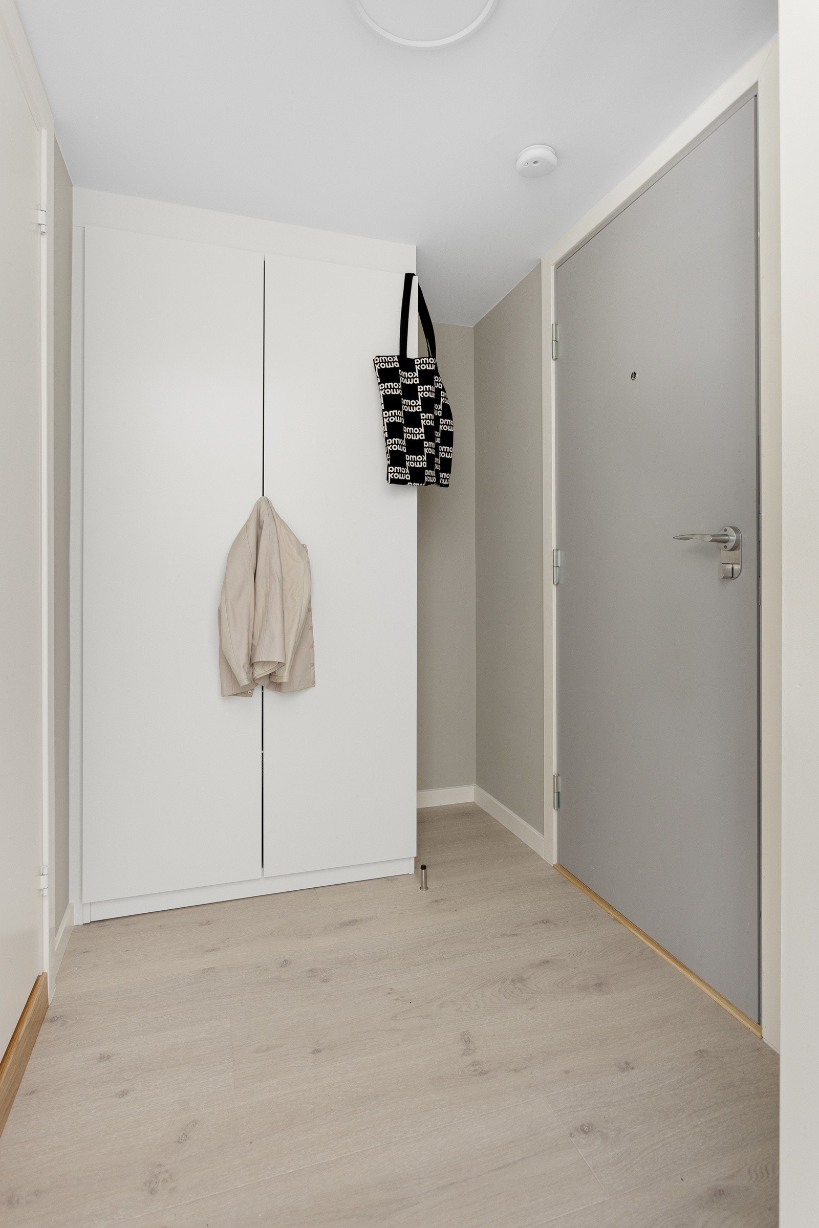 Du tar deg opp til leiligheten i byggets toppetasje (9. etasje) via felles trapperom med heis. Galleribilde